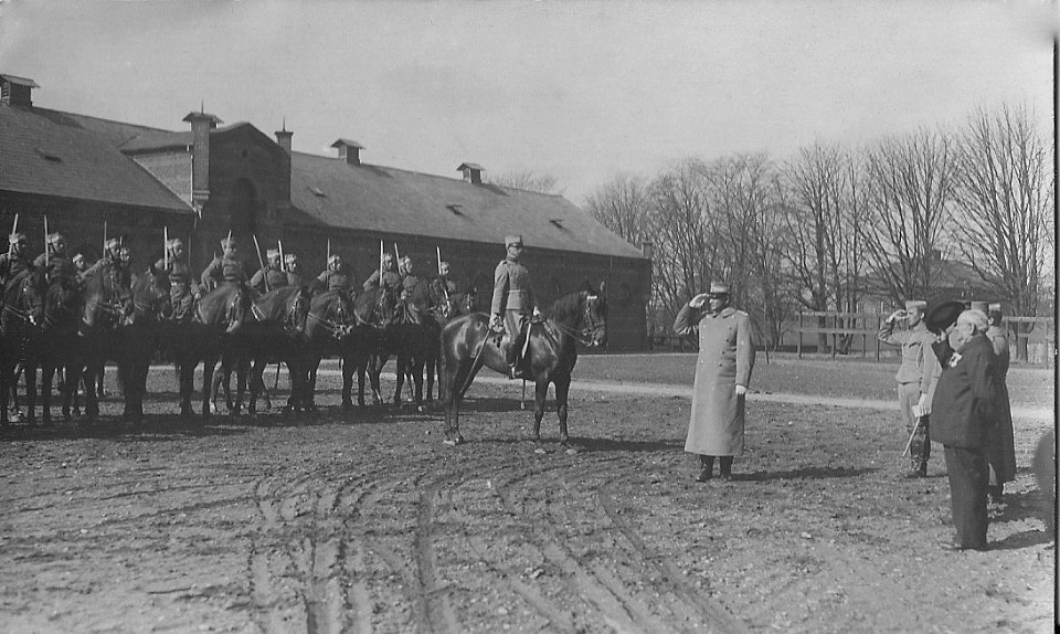 Farfar foran tropperne 16  april 1924